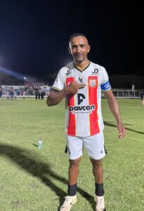 Charles Araújo atualmente é zagueiro do Moto Táxi de Elesbão Veloso